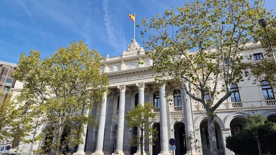 El Ibex 35 se acerca a 20.100 puntos impulsado por el repunte de Caixabank e IAG