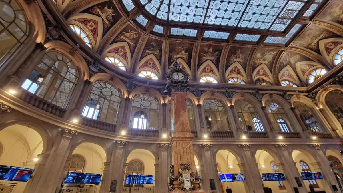 El Ibex 35 se acerca a los 17.500 puntos impulsado por el crecimiento de Grifols y Acciona Energía