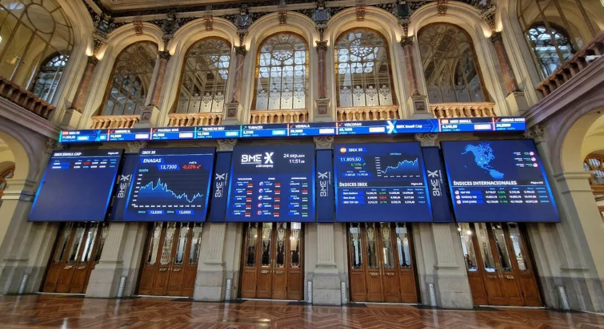 El Ibex 35 se afianza en 18.300 puntos gracias al impulso de Ferrovial y Aena
