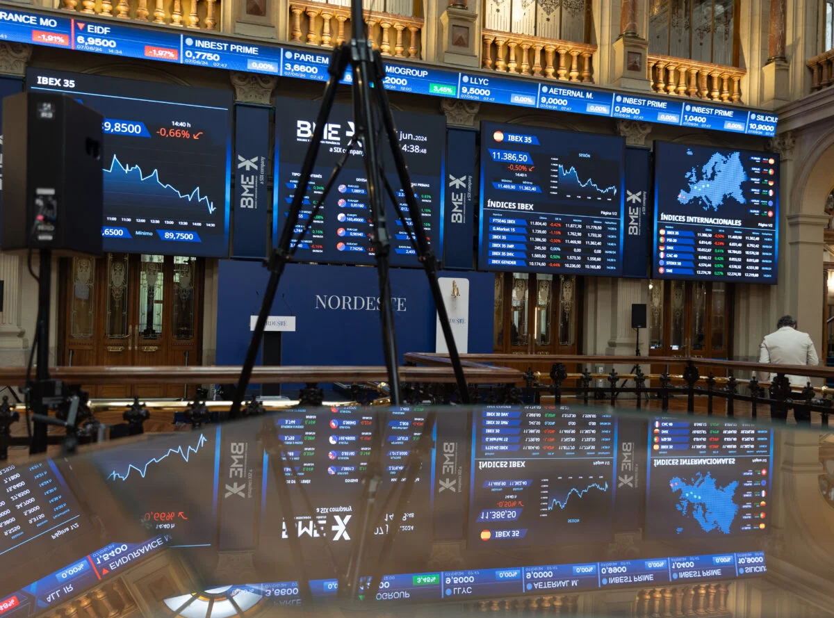 El IBEX 35 se mantiene firme mientras los bancos estadounidenses enfrentan presión de Trump