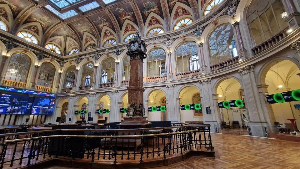 El Ibex 35 se mantiene fuerte sobre los 20.000 puntos a pesar de caídas en Colonial y Amadeus