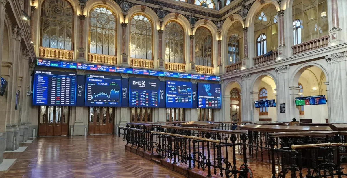 El Ibex 35 se reactiva gracias al impulso de Acerinox y ArcelorMittal, superando los 19.800 puntos