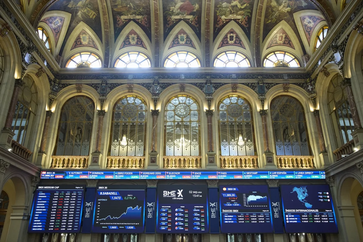 El IBEX 35 se recupera al cierre de semana, pero enfrenta presión por el Brent a 111 dólares