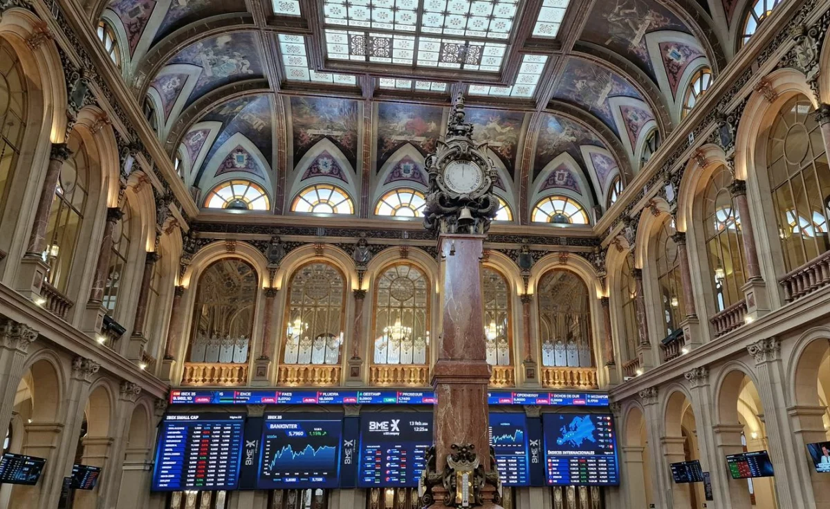 El Ibex 35 se recupera y alcanza los 20.000 puntos, impulsado por Acerinox y Sacyr