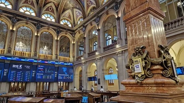 El Ibex 35 sufre caídas por los bancos, mientras Endesa brilla en el mercado