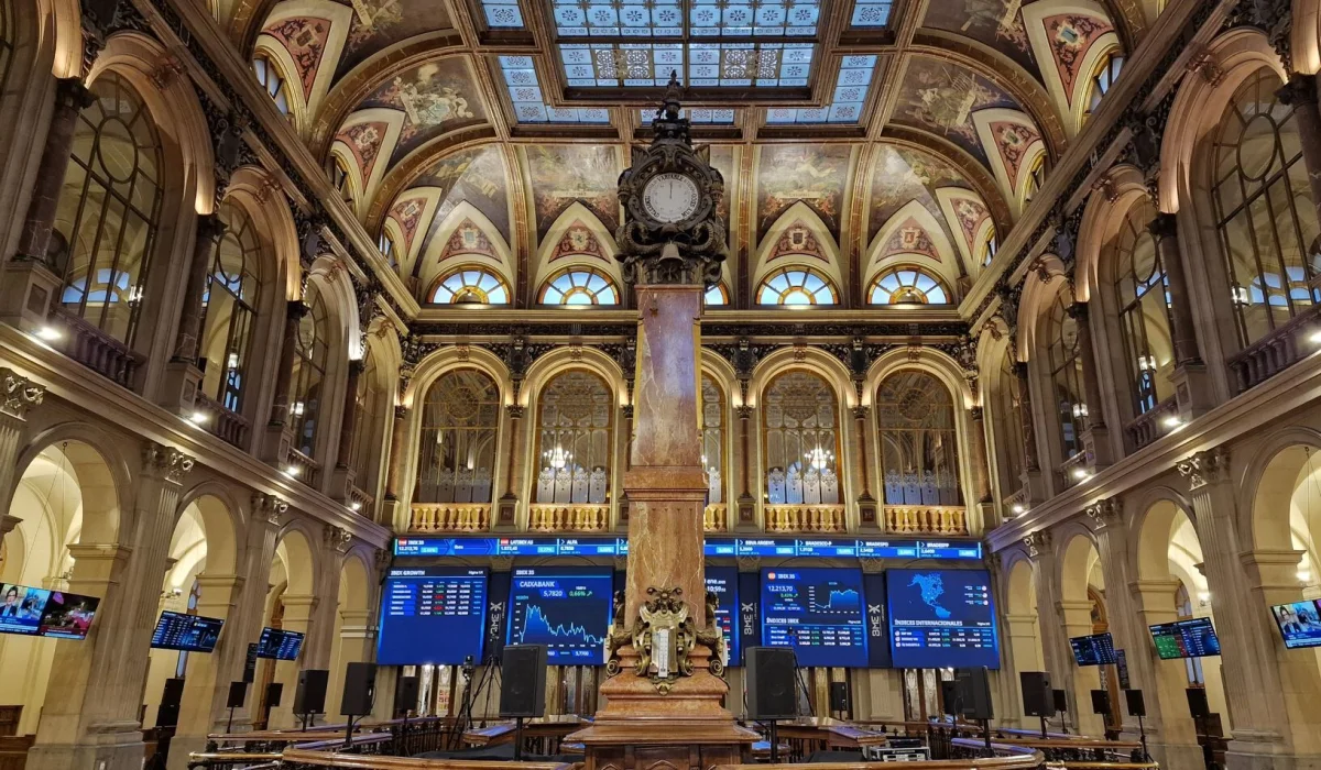 El Ibex 35 sufre una caída acumulada de 1.800 puntos, afectando la confianza inversora