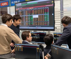 El IEB lidera el ranking: estudiantes de finanzas encuentran su futuro profesional