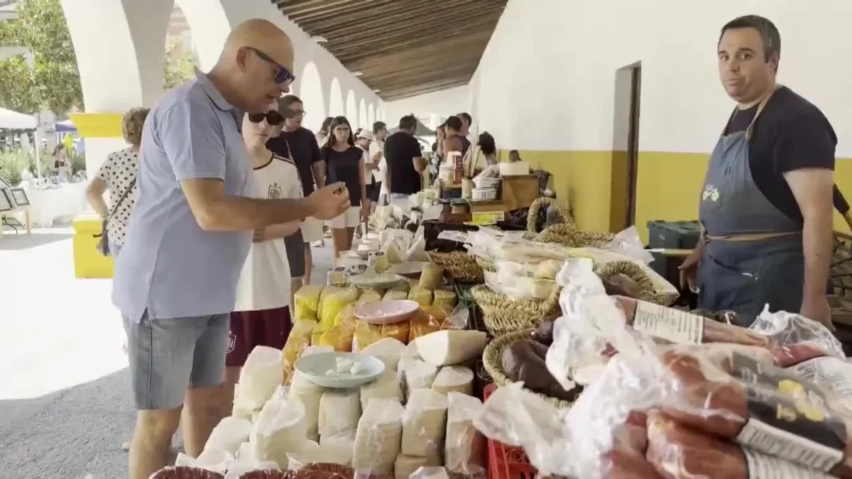 El mercado sin impuestos en Ciudad Rodrigo atrae a miles de visitantes este fin de semana
