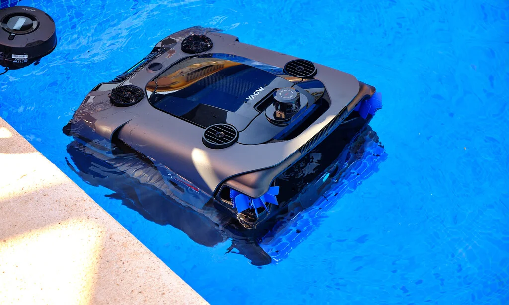 El Mova Rover X10 revoluciona la limpieza de piscinas, aliviando el trabajo de los usuarios