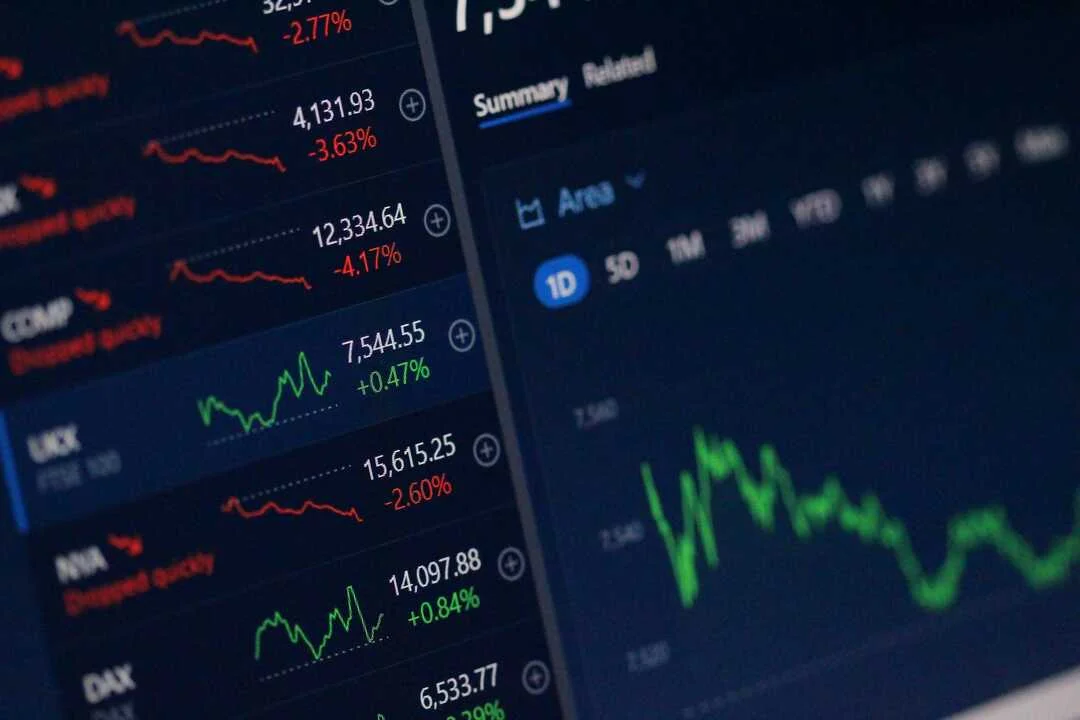 El Nasdaq impulsa el mercado mientras el Dow Jones se rezaga en la bolsa estadounidense