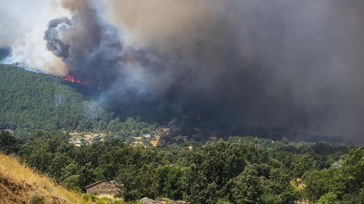 El operativo antiincendios de Ayuso, desbordado tras la jactancia de su consejero