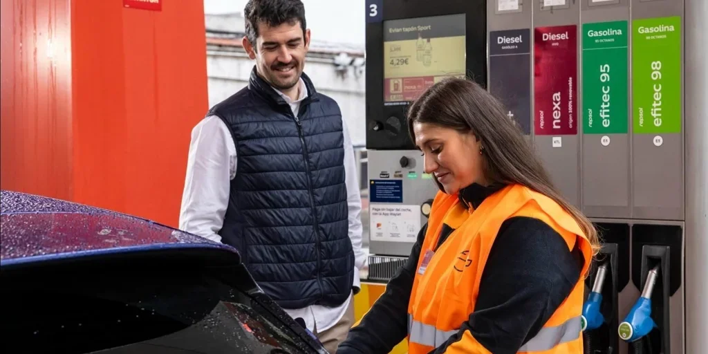 El precio de la gasolina se estabiliza y alivia la presión financiera de los españoles
