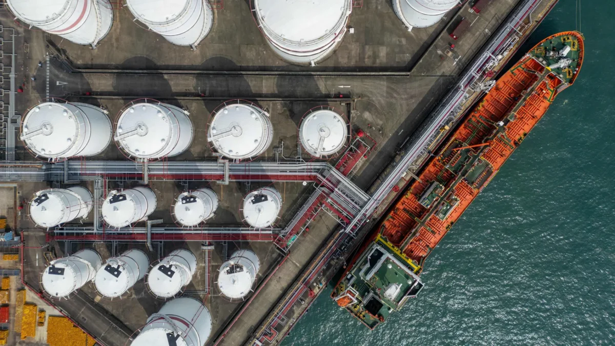 El precio del petróleo roza los 120 dólares y aviva temores de inflación duradera