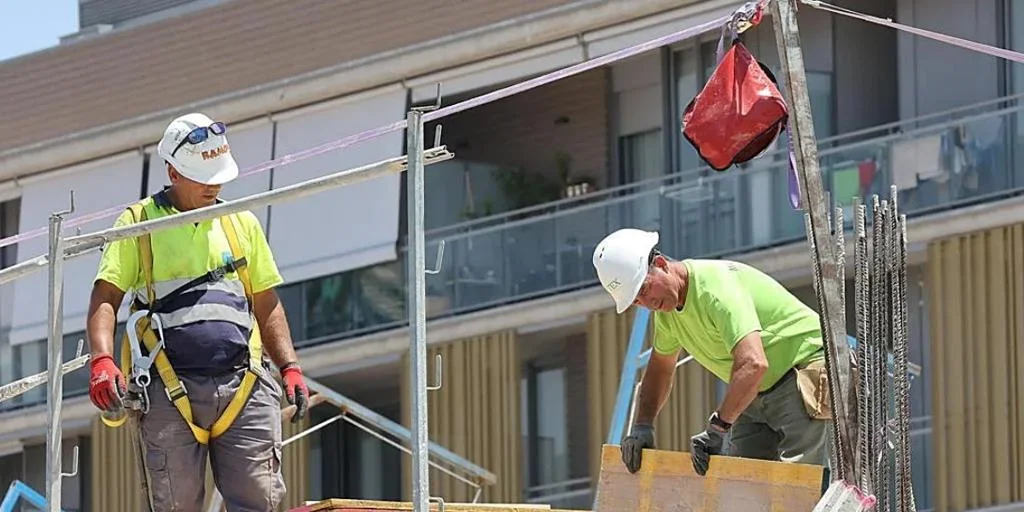 El salario de un peón de albañil en España alcanzará cifras récord en 2026
