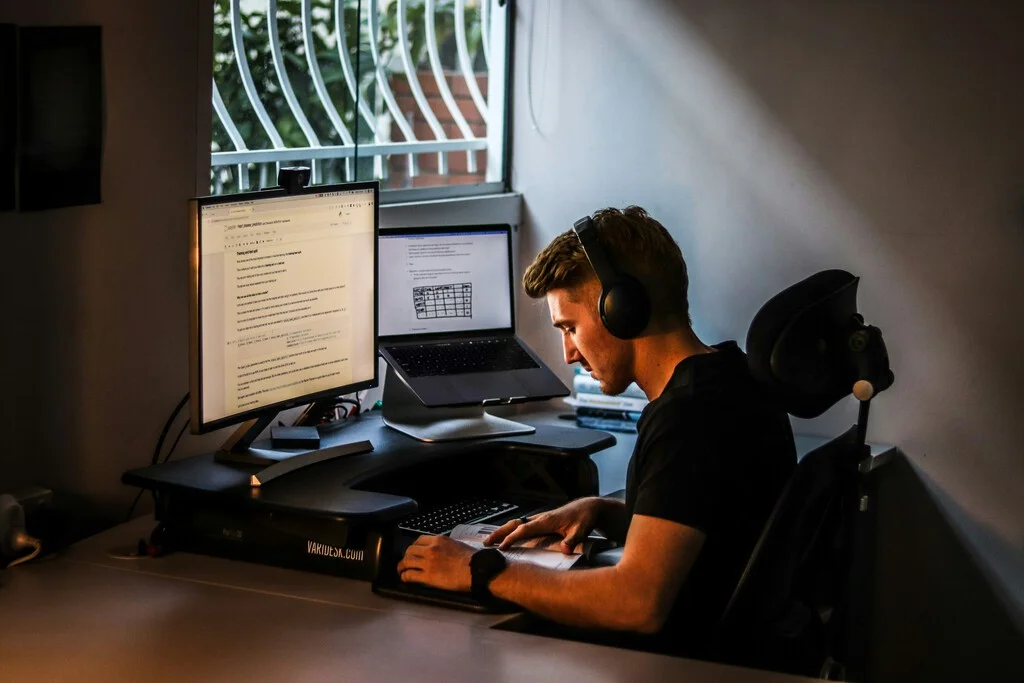 El teletrabajo pierde fuerza en España mientras Europa lo adopta con firmeza