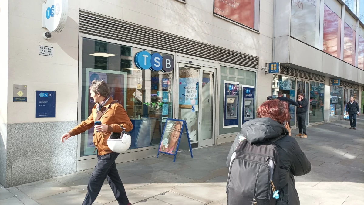 El traspaso de empleados de TSB a Santander UK afecta a cientos de trabajadores en octubre