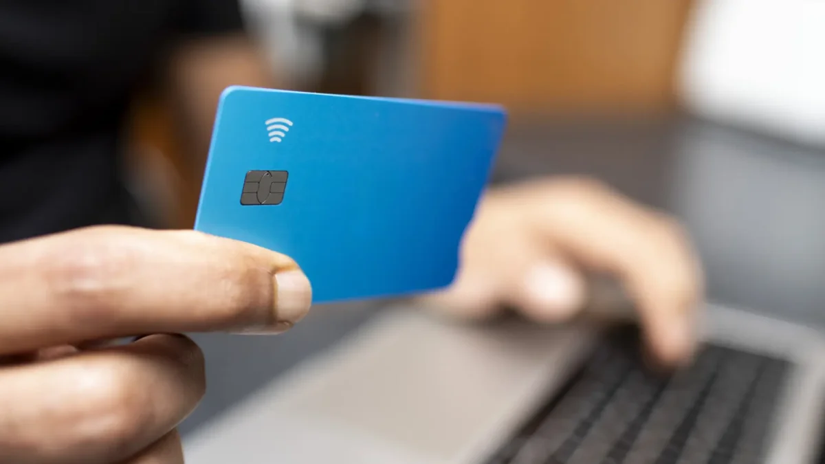 El uso de tarjetas de débito puede costarte hasta 300 euros al año, advierten expertos