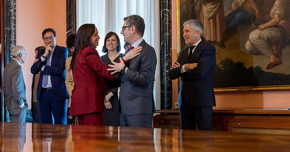 Empresas como Redeia, Indra y Telefónica enfrentan incertidumbre por el 'Dedómetro' de la SEPI