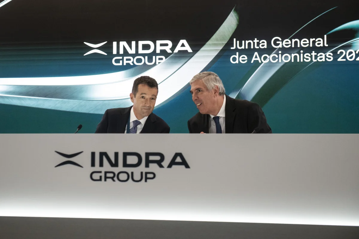 Escribano alcanza cifras récord mientras la fusión con Indra genera controversia