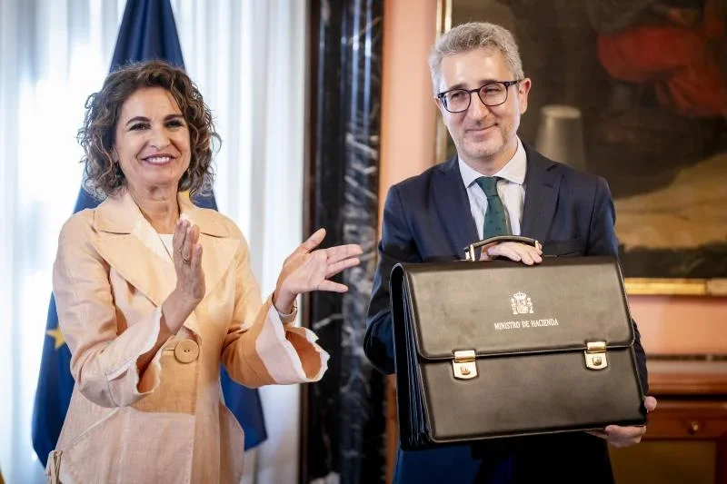 España podría enfrentar sanciones si reduce el IVA de carburantes, advierte Bruselas