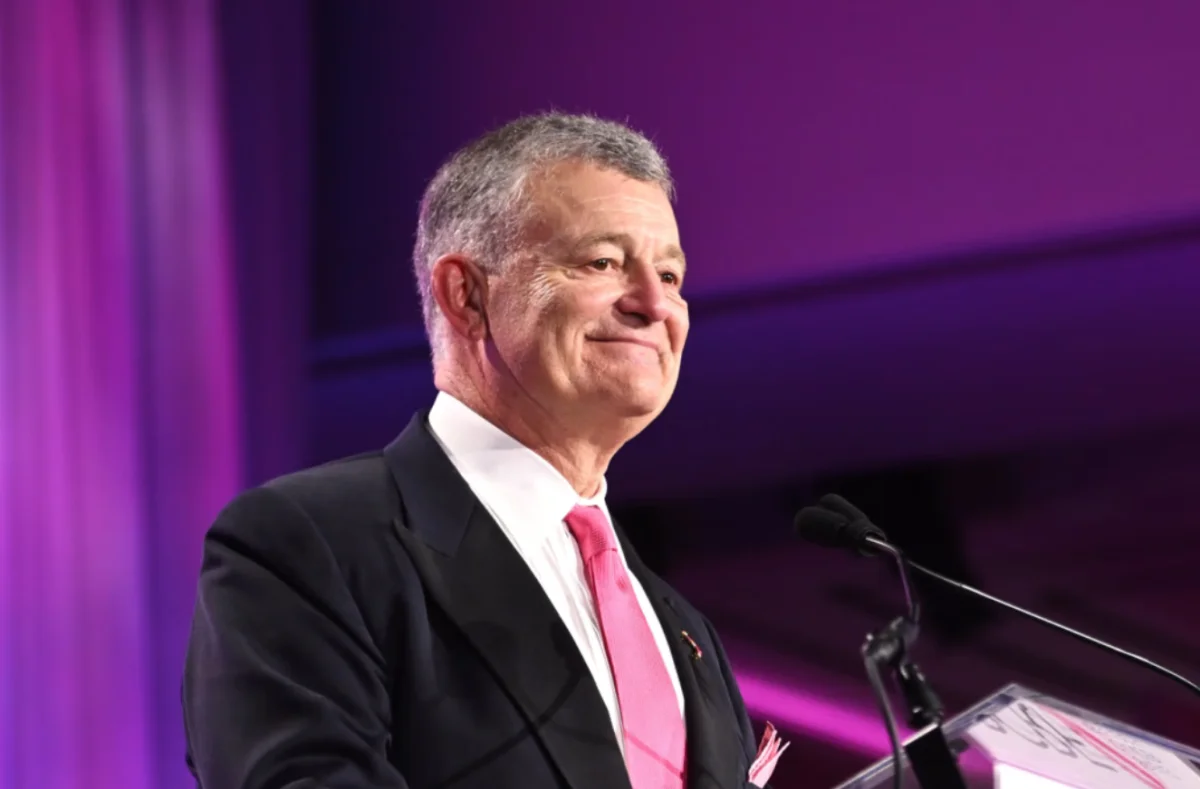 Estée Lauder busca financiación de 5.000 millones para adquirir Puig y fortalecer su mercado.