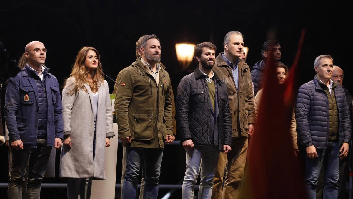 Exmiembros de Vox denuncian el enriquecimiento personal de Abascal y su círculo cercano