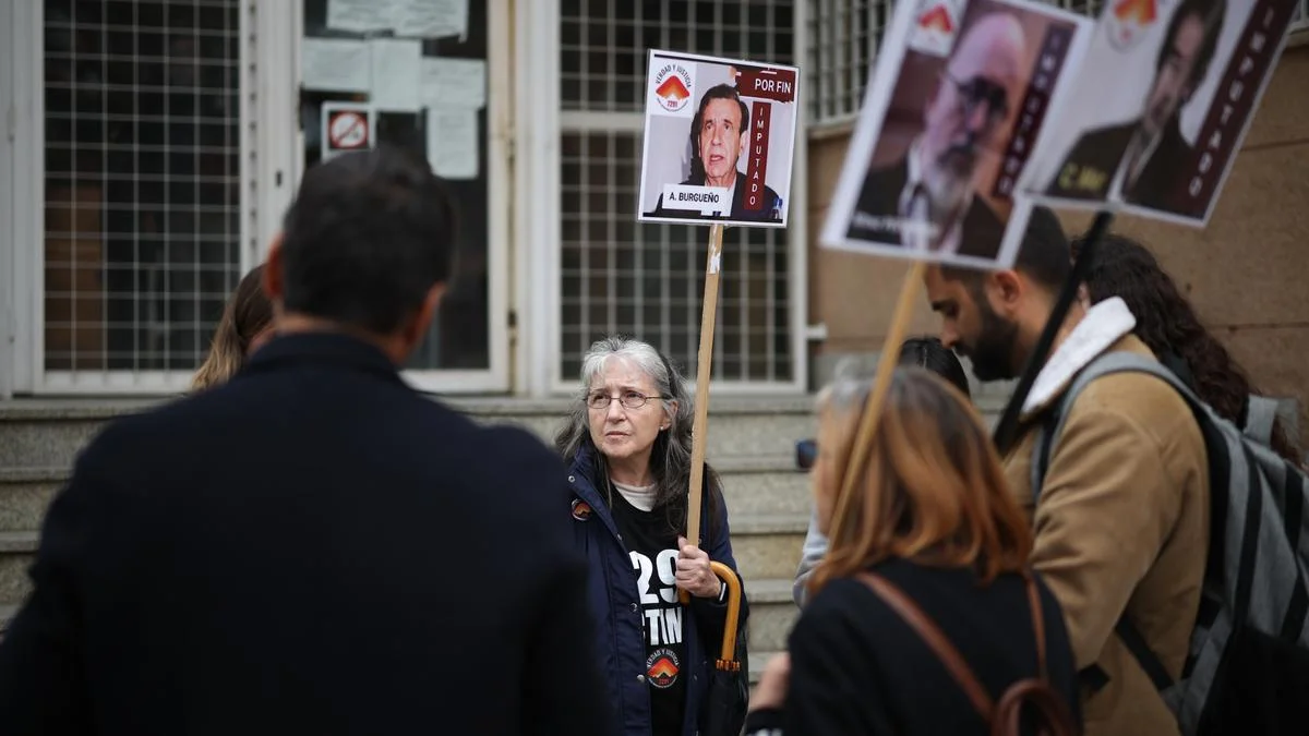 Familias afectadas por 'Protocolos de la Vergüenza' enfrentan más retrasos y suspensiones