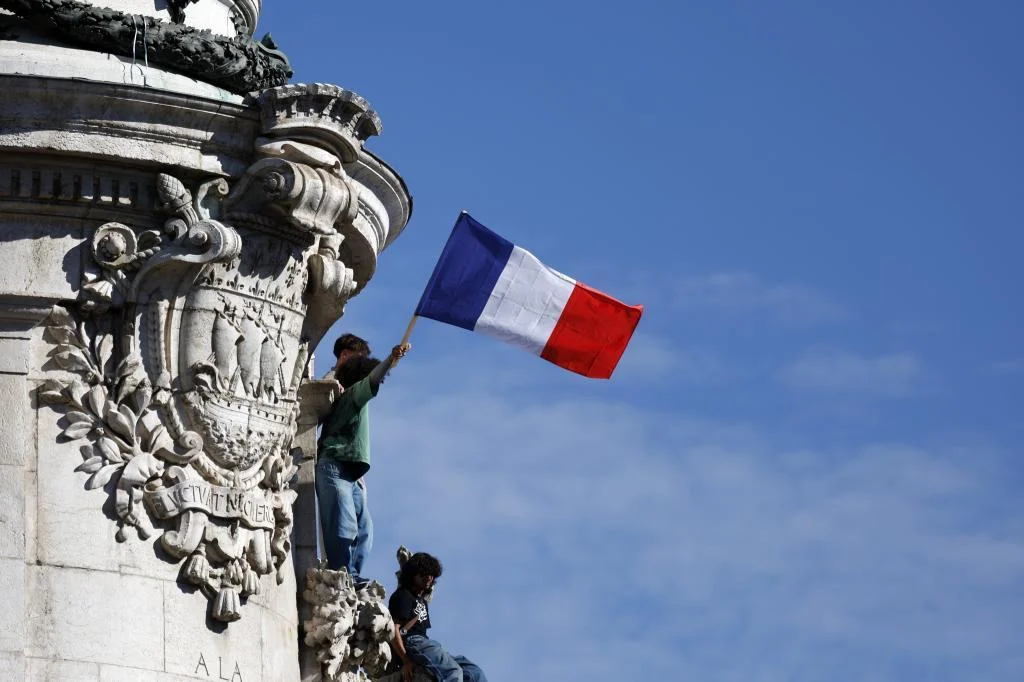 Francia enfrenta una crisis de deuda por el creciente uso de "dinero mágico