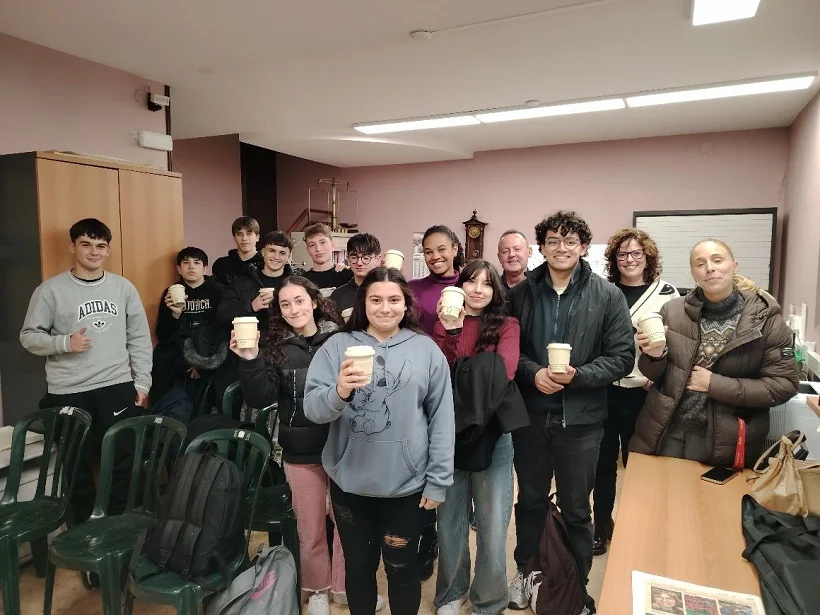 Futuras generaciones de economistas se empoderan con la visita a la OMIC de Alcoy