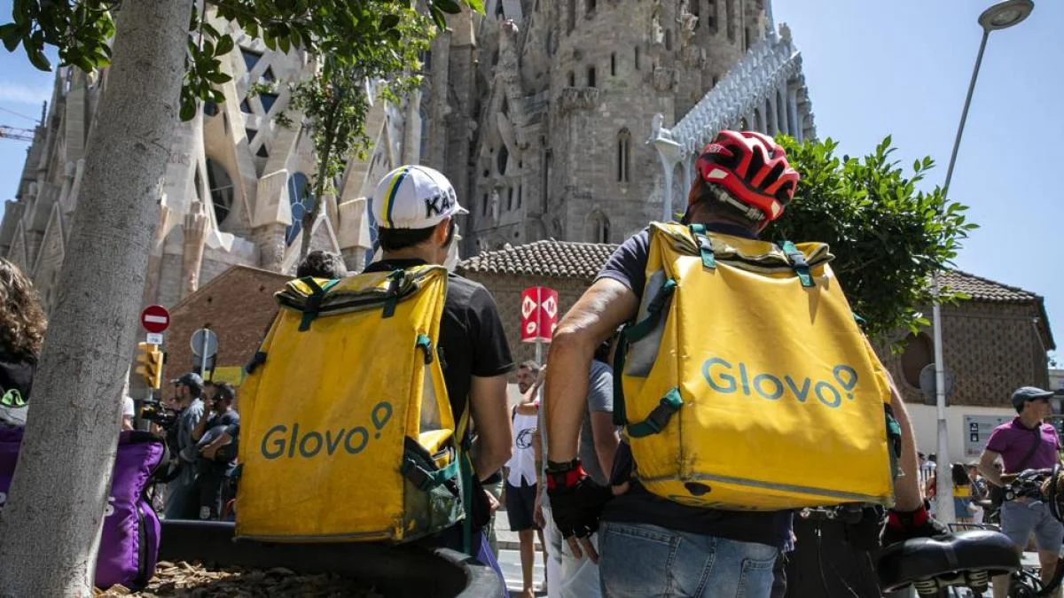 Glovo enfrenta multas por ignorar alerta roja de calor en Barcelona, afectando a sus repartidores