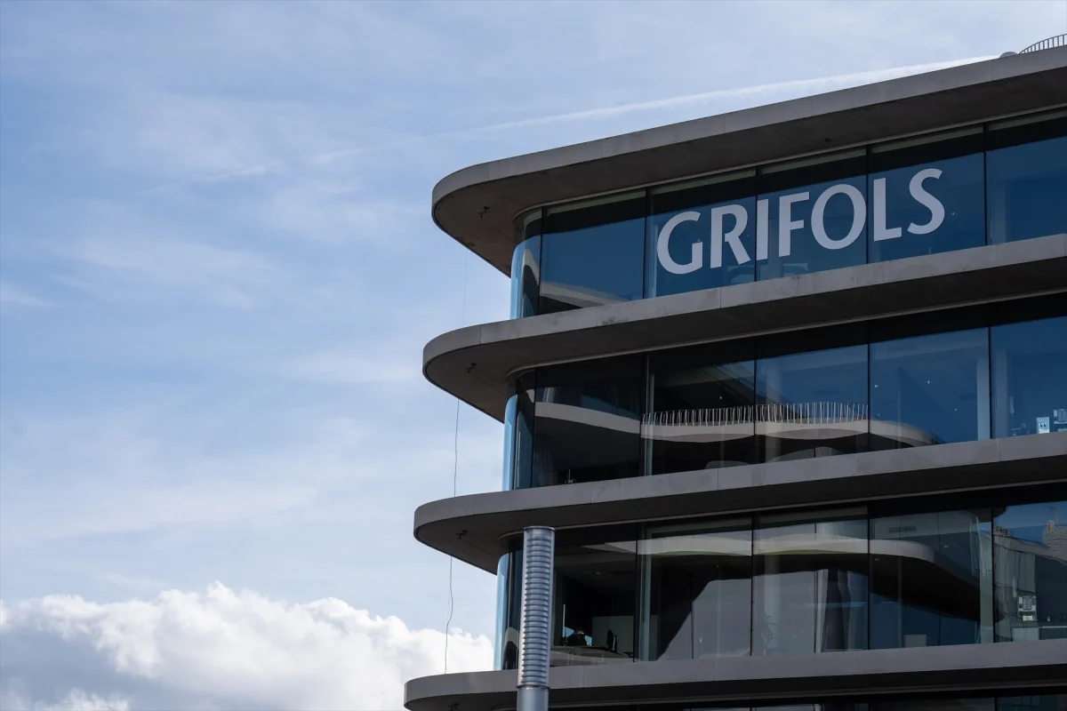 Grifols enfrenta pérdidas por el dólar, pero mantiene la confianza de los analistas