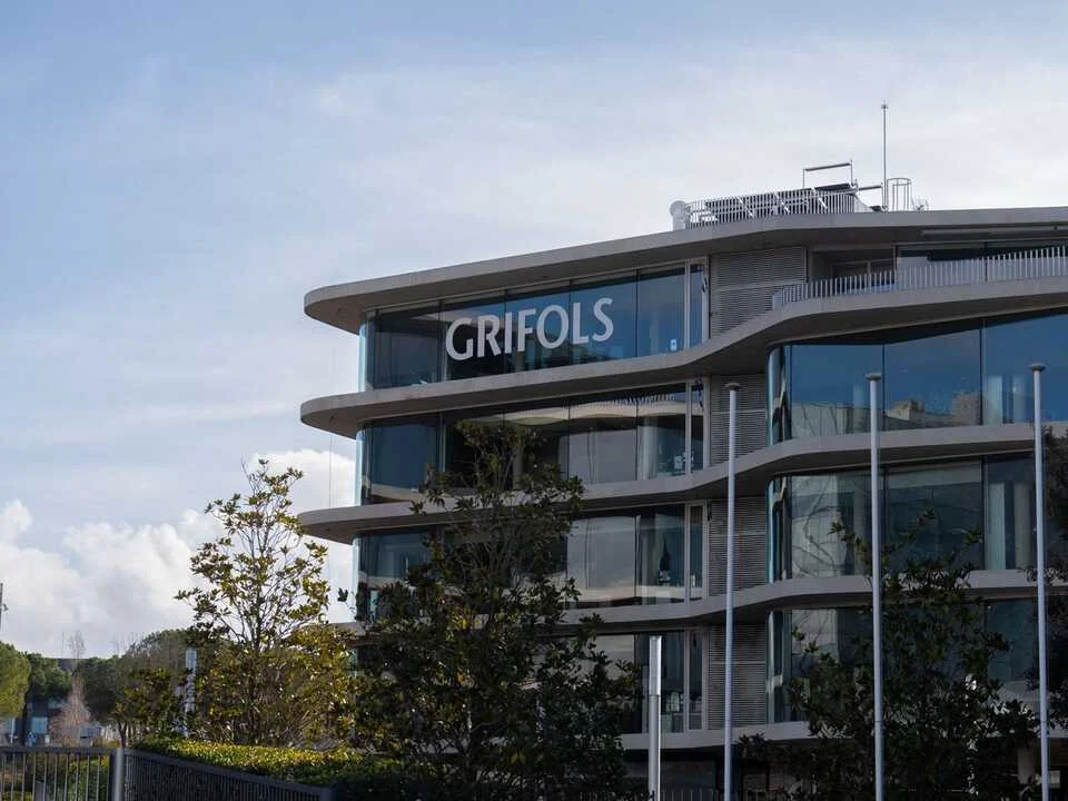 Grifols sufre un desplome del 13% por incertidumbres legales y comerciales actuales