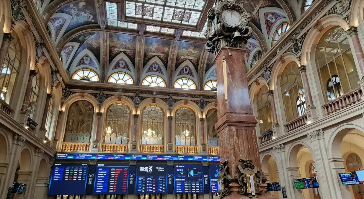 Grifols y Repsol impulsan al Ibex 35 hacia los 17.400 puntos en una jornada clave