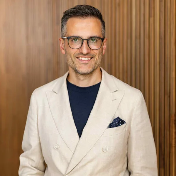 Hugo Boss enfrenta incertidumbre tras la dimisión de su director de operaciones y finanzas