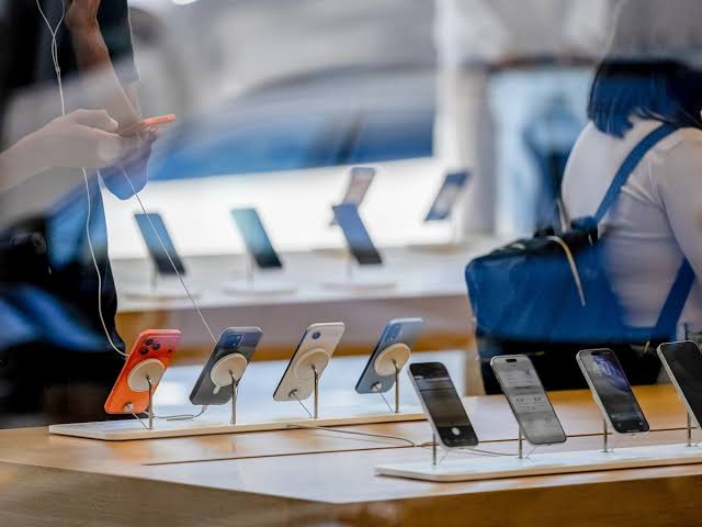 Senadores estadounidenses advierten a Apple sobre riesgos de comprar chips de memoria chinos