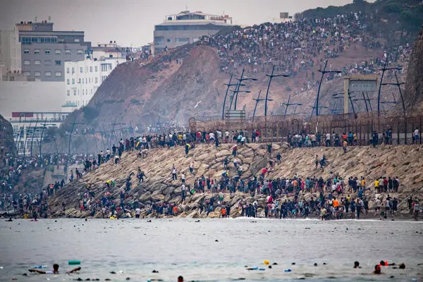 España se prepara para una crisis internacional tras la llegada de 60.000 inmigrantes a Ceuta