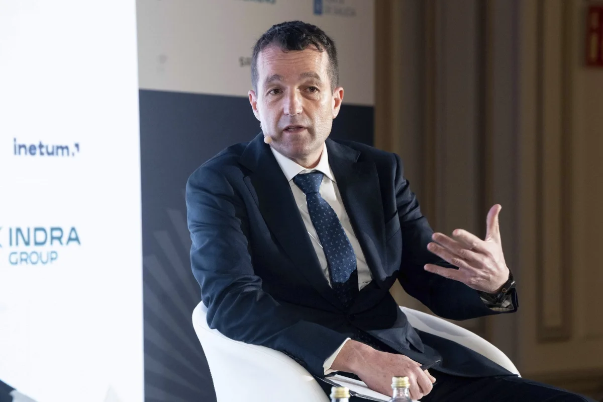 Indra afronta una incertidumbre tras la dimisión de Ángel Escribano como presidente