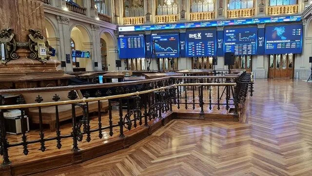 Indra brilla en el Ibex 35 mientras Puig enfrenta su mayor caída en 2026