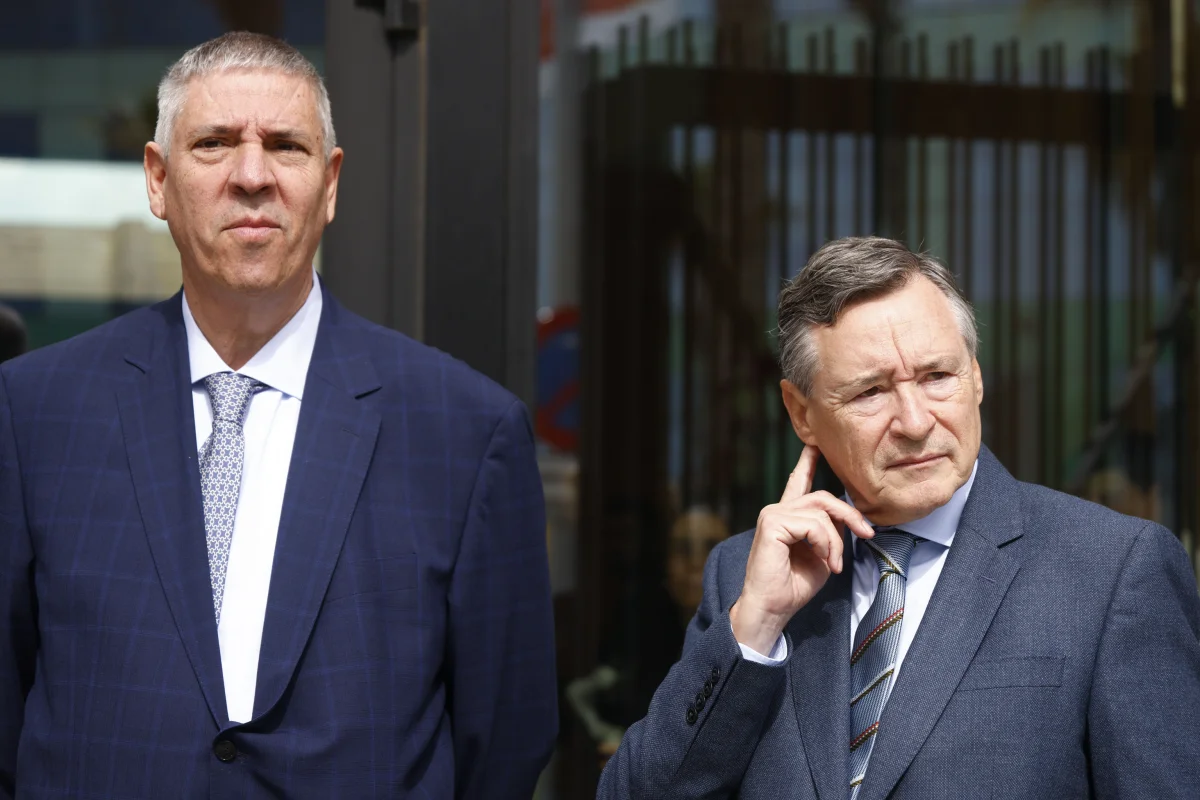 Indra enfrenta una nueva crisis de gobernanza con el cese de De los Mozos y la llegada de Simón