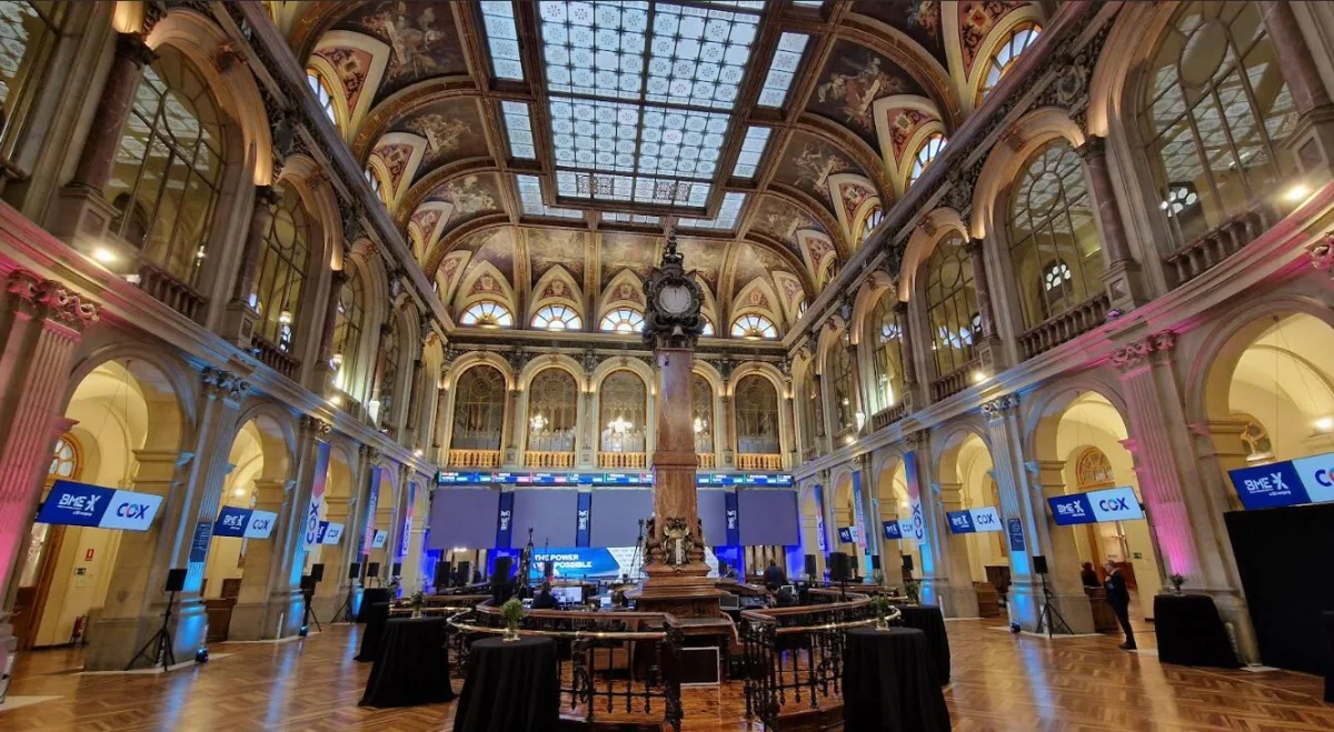 Indra impulsa al Ibex 35 a nuevos récords, superando los 17.600 puntos en 2026