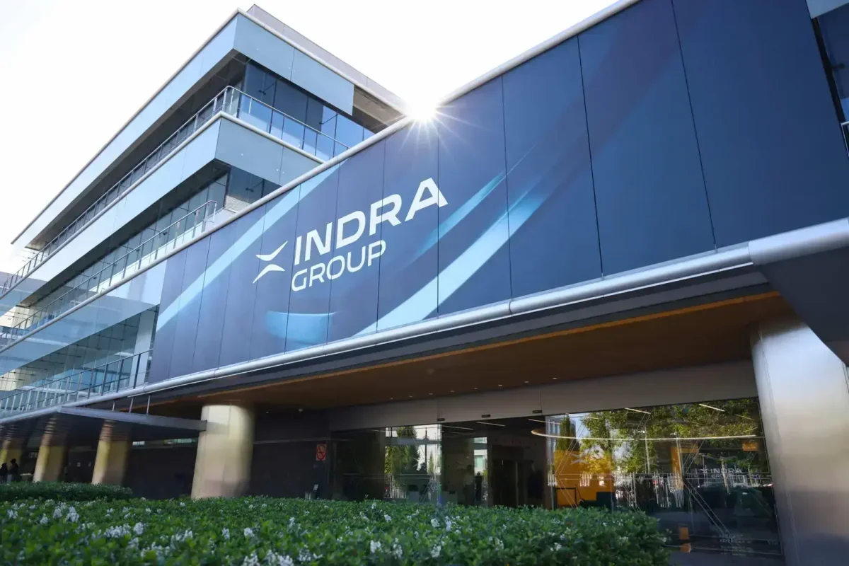 Indra reestructura su liderazgo en Defensa y Espacio, impactando a cinco directivos clave