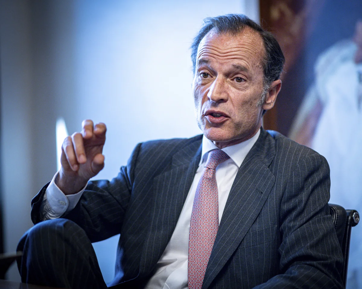 Intesa refuerza su estrategia de expansión al entrar en la puja por Singular