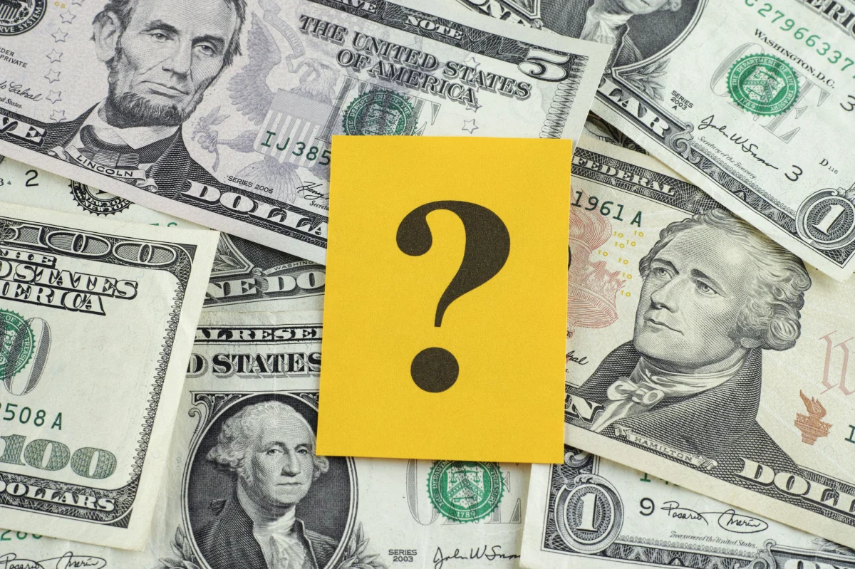 Inversores españoles sopesan riesgos y beneficios de cambiar a dólares hoy