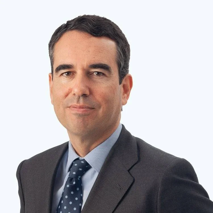 Javier Botín redistribuye su participación en Santander, impactando la estructura del banco