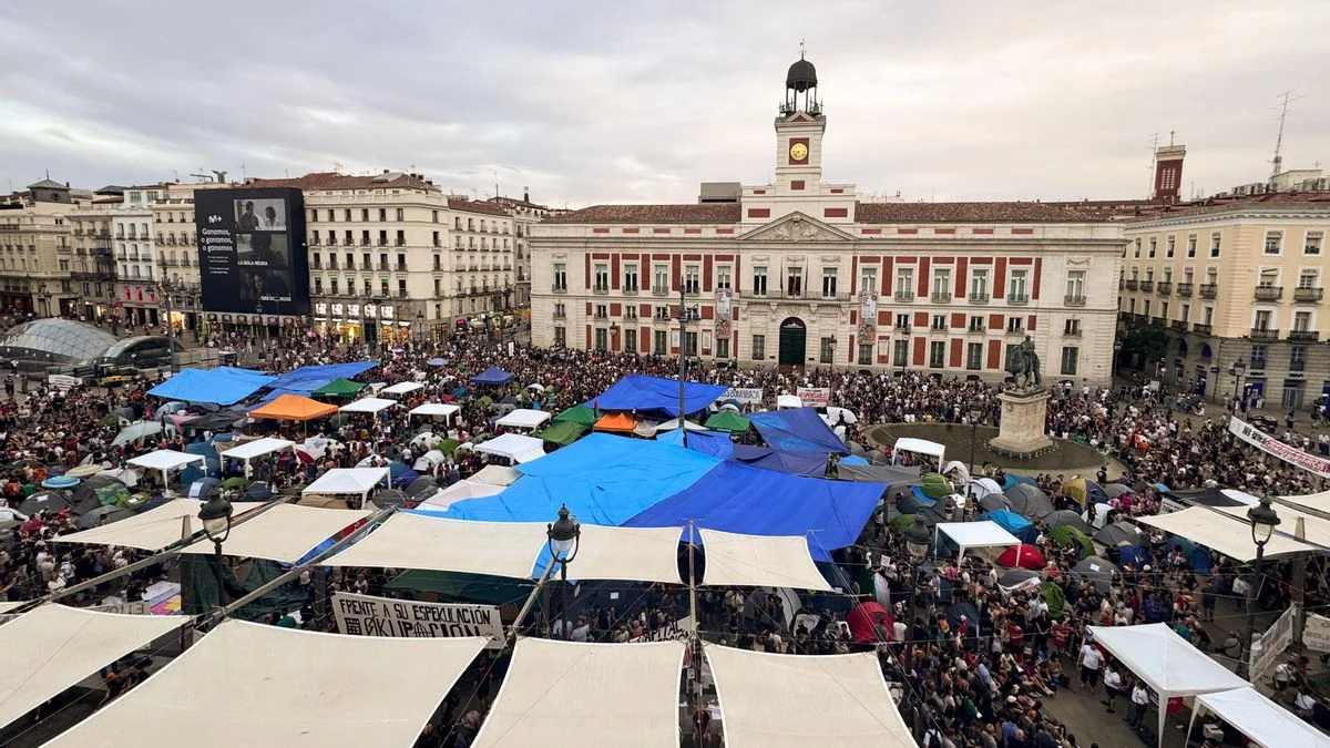 La acampada de Sol moviliza a miles y desafía al Gobierno en plena semana clave