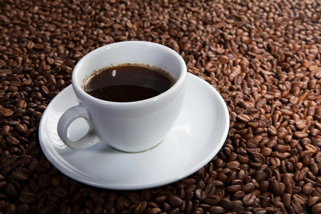 La cafeína: cómo afecta realmente a tu cerebro y por qué no es energía real