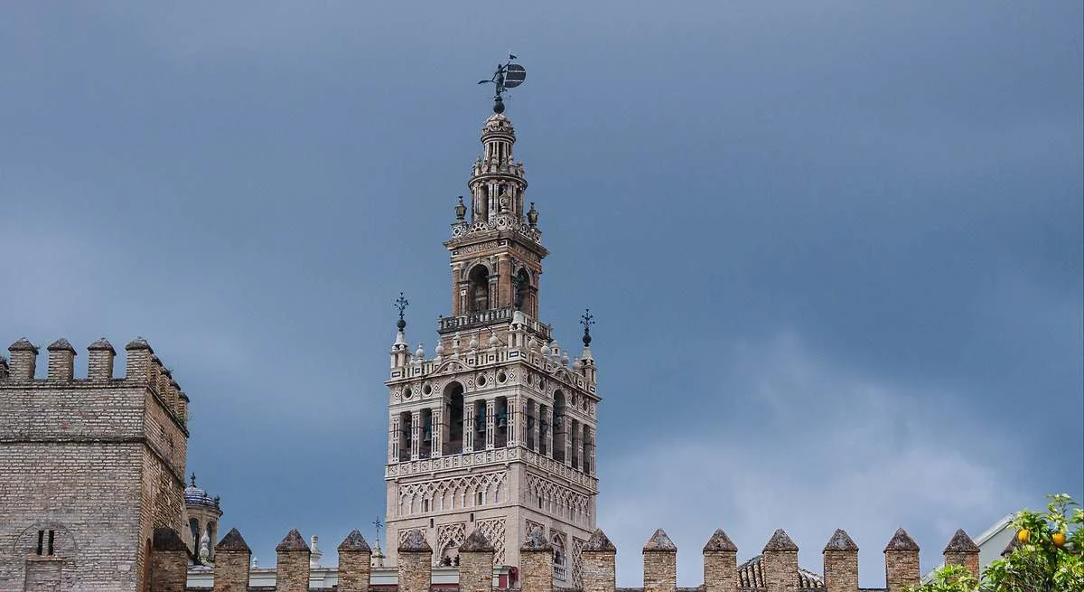 La caída de la jarra de azucenas en la Giralda plantea dudas sobre su seguridad estructural