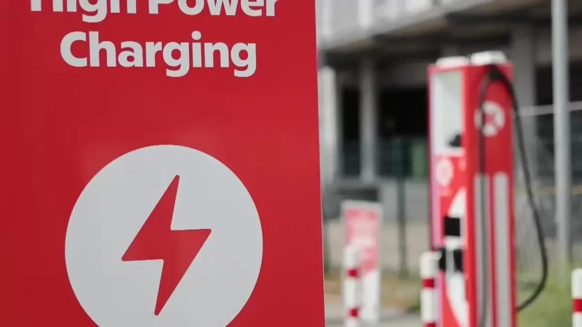La caída en impuestos de combustibles afecta las arcas públicas ante el auge del eléctrico
