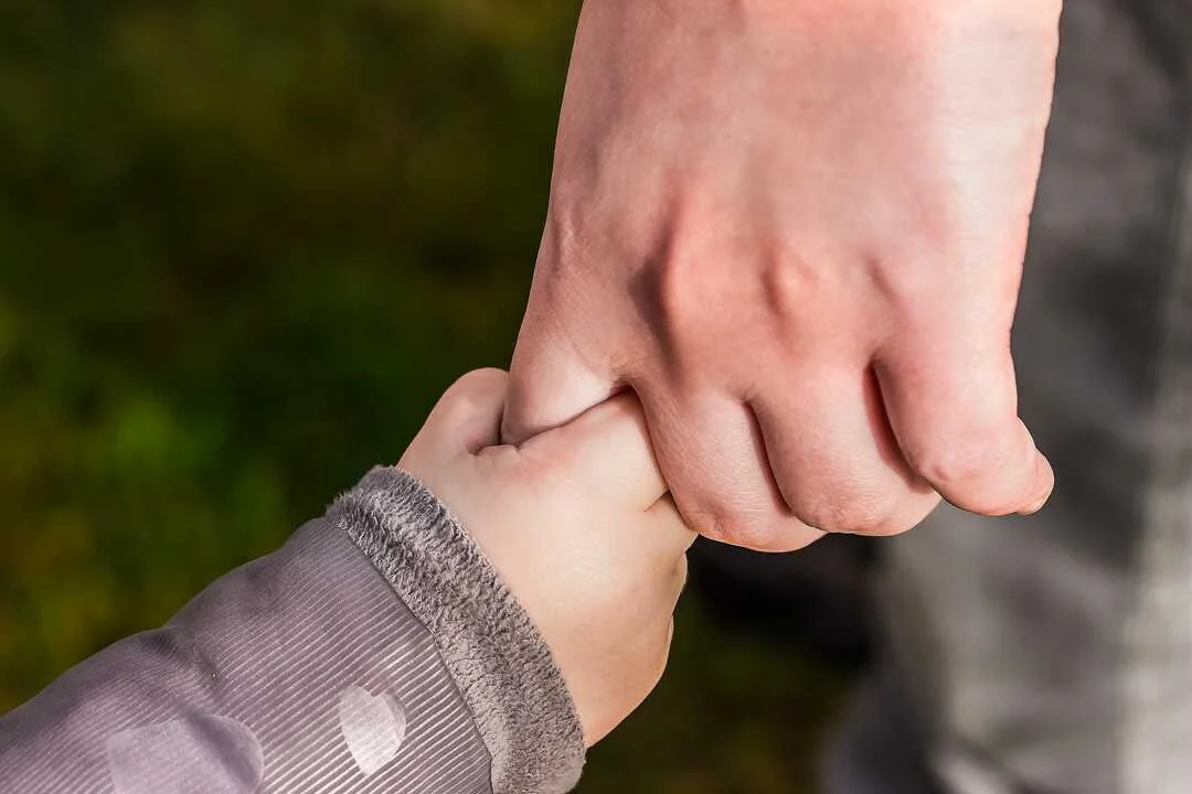 La cifra de niños en acogida en España supera los 16.000, un reto social creciente