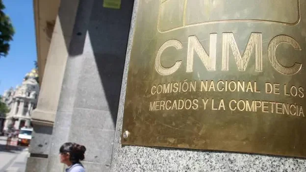 La CNMC sanciona a tres 'influencers' por 4.000 euros por falta de transparencia publicitaria